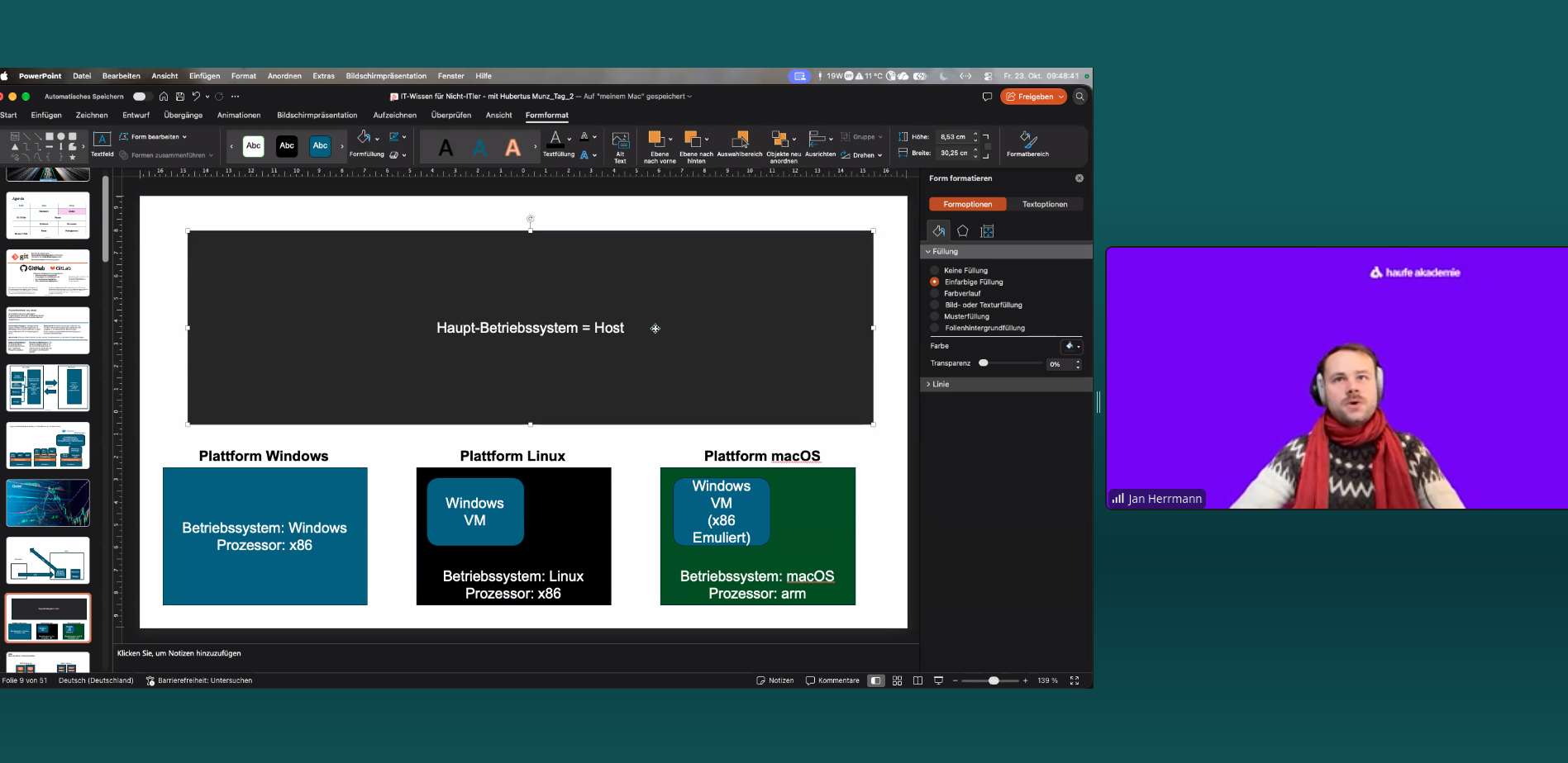 Jan Herrmann erklärt anhand einer Bildschirmpräsentation Betriebssysteme und virtuelle Maschinen auf Windows, Linux und macOS